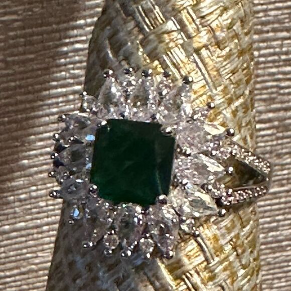 HURRY⭐️NEW⭐️ HUGE GREEN GEMSTONE RING LAB CREATED EMERALD WHITE CZ SQUARE BLING - Picture 3 of 11